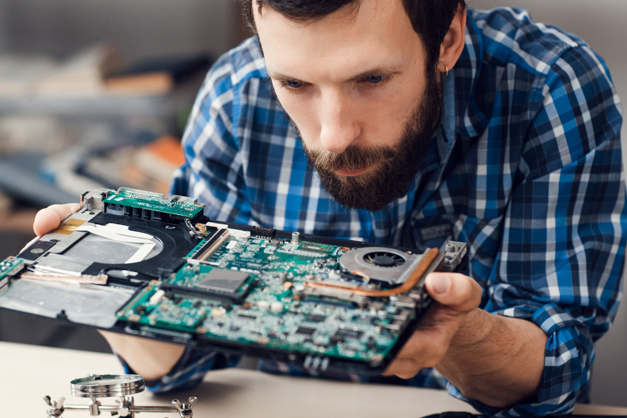 Electronic engineer. Компьютерный мастер. Инженер электронщик. Мастер по ремонту ноутбуков. Компьютерные технологии.